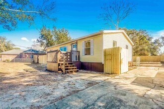 211 Evergreen Dr in Mary Esther, FL - Building Photo - Building Photo