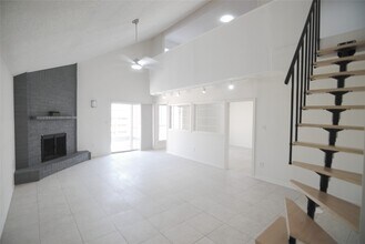 6207 Grandvale Dr in Houston, TX - Building Photo - Building Photo