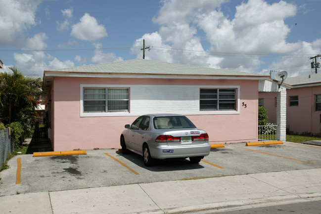 55 E 8th St in Hialeah, FL - Foto de edificio - Building Photo