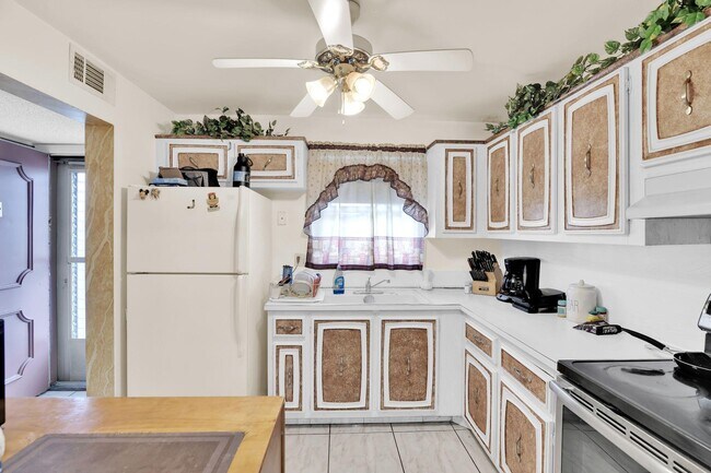 711 Lori Dr in Palm Springs, FL - Building Photo - Building Photo