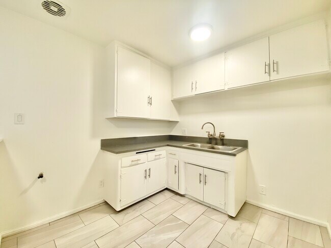 2111 W Florence Ave in Los Angeles, CA - Building Photo - Building Photo