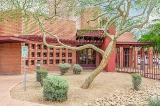 La Cascada II Apartments in Phoenix, AZ - Building Photo - Building Photo