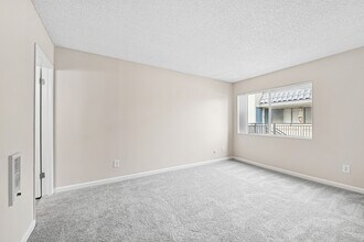 South Coast Racquet Club in Santa Ana, CA - Foto de edificio - Building Photo