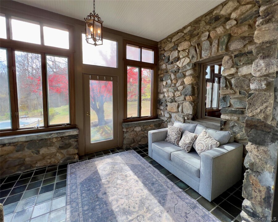 85 Washington Rd in Carmel, NY - Building Photo