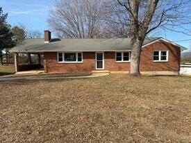 802 Burks Hill Rd in Bedford, VA - Building Photo