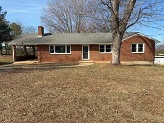 802 Burks Hill Rd in Bedford, VA - Foto de edificio