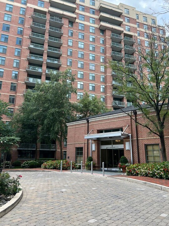11700 Old Georgetown Rd in Rockville, MD - Building Photo