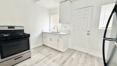 517 1/2 W 42nd Pl in Los Angeles, CA - Building Photo - Building Photo