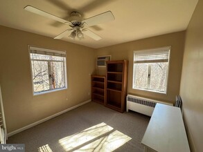 10311 Montrose Ave in Bethesda, MD - Foto de edificio - Building Photo