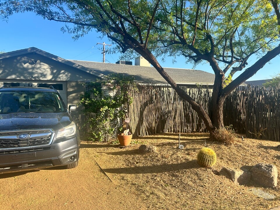 8243 E Monte Vista Rd in Scottsdale, AZ - Foto de edificio