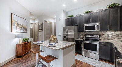 1000 Chimney Rock Rd in Houston, TX - Building Photo - Building Photo