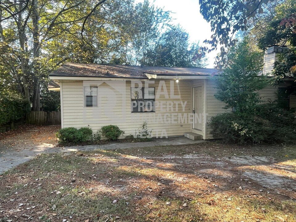 631 Maplewood Dr in Bonaire, GA - Building Photo