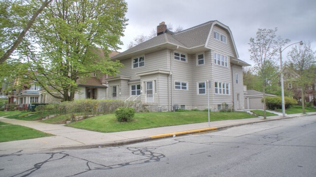 2863 N Frederick Ave in Milwaukee, WI - Foto de edificio - Building Photo