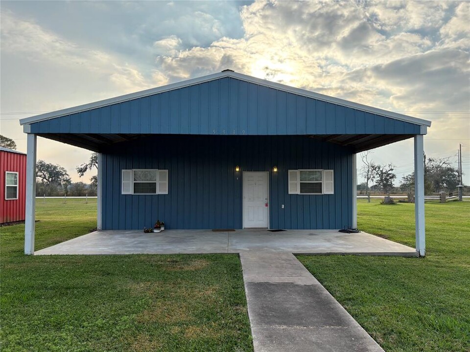 5939 FM 1459 Rd in Sweeny, TX - Foto de edificio