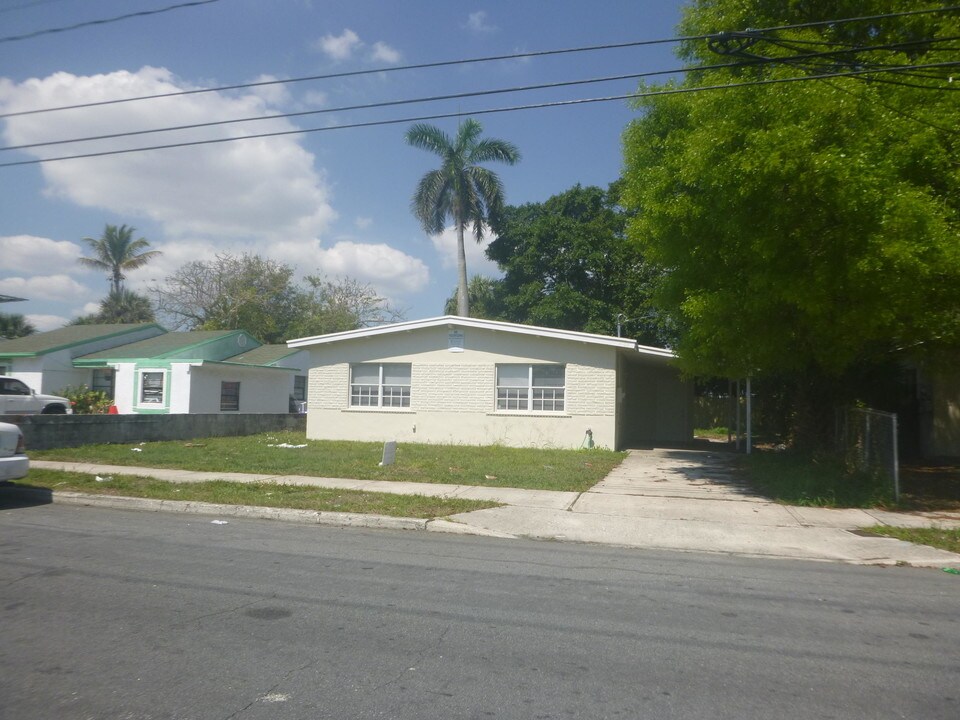 3105 Windsor Ave in West Palm Beach, FL - Building Photo