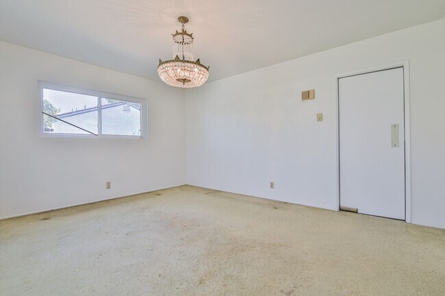 3744 Pine Ave in Long Beach, CA - Foto de edificio - Building Photo