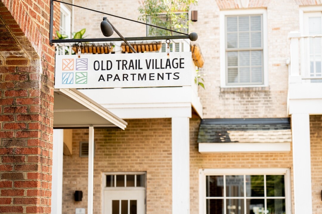 Old Trail Village Apartments in Crozet, VA - Foto de edificio