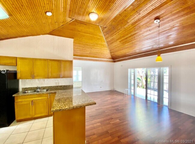 2402 NW 42nd St-Unit -0 in Miami, FL - Building Photo - Building Photo