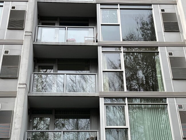 533 NE Holladay St in Portland, OR - Building Photo - Building Photo