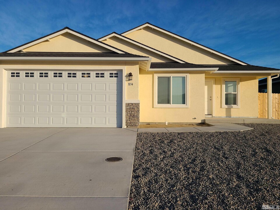 834 Great Basin Ln in Fallon, NV - Building Photo