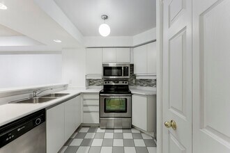 801-801 King St W in Toronto, ON - Building Photo - Building Photo