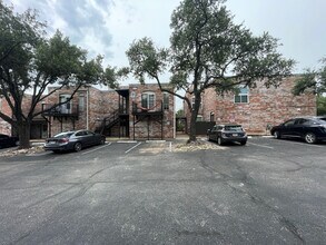 Room in Condo on E Hill Dr in Austin, TX - Building Photo - Building Photo