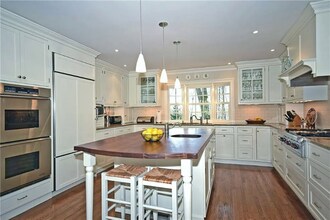 27 Turtle Back Ln E in New Canaan, CT - Building Photo - Building Photo