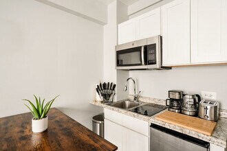 240 W 73rd St in New York, NY - Building Photo - Building Photo
