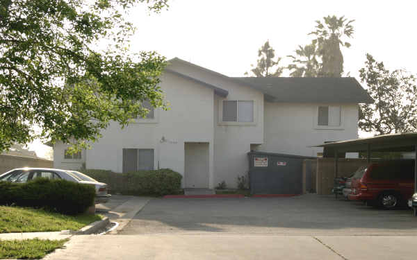 9044 Chantry Ave in Fontana, CA - Foto de edificio - Building Photo