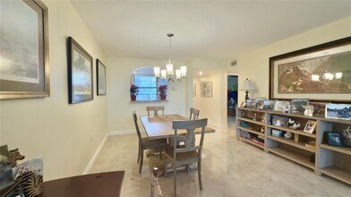 1516 Whitehall Dr in Davie, FL - Building Photo - Building Photo