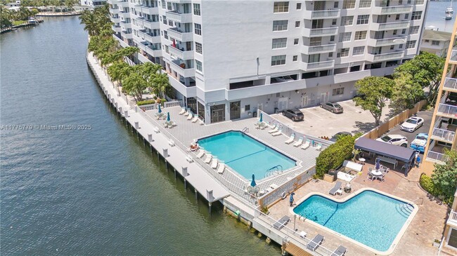 137 Golden Isles Dr, Unit 910 in Hallandale Beach, FL - Building Photo - Building Photo