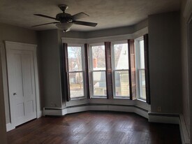 69 Franklin St, Unit 3 Bedroom Downtown in Bristol, RI - Building Photo