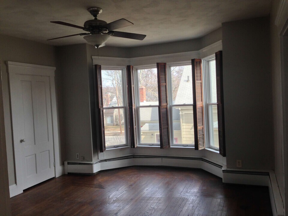 69 Franklin St, Unit 3 Bedroom Downtown in Bristol, RI - Building Photo