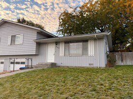 806 W 6th Ave in Selah, WA - Building Photo