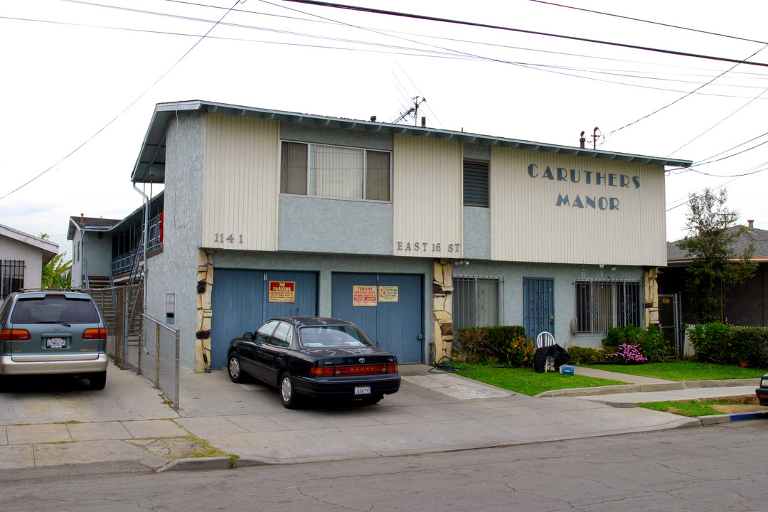 Caruthers Manor in Long Beach, CA - Building Photo