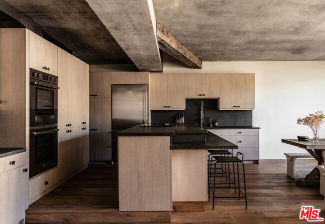 property at 818 N Doheny Dr