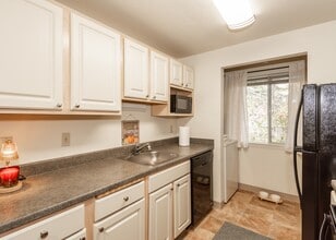 King's Court Apartments in Beaverton, OR - Building Photo - Building Photo