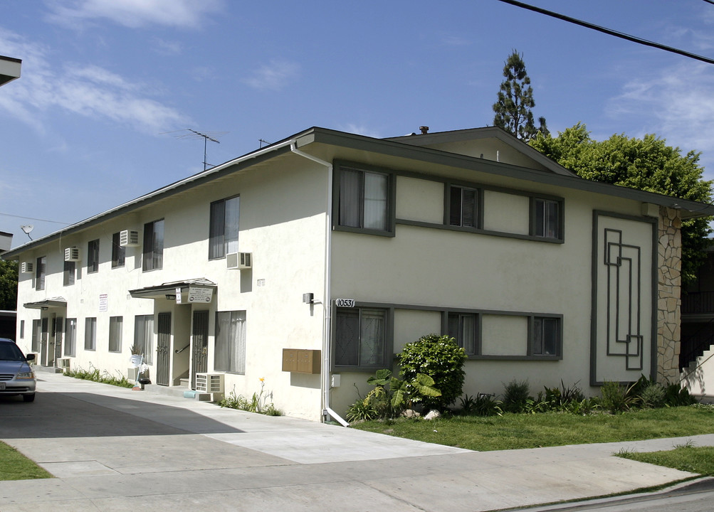 10531 Western Ave in Downey, CA - Building Photo