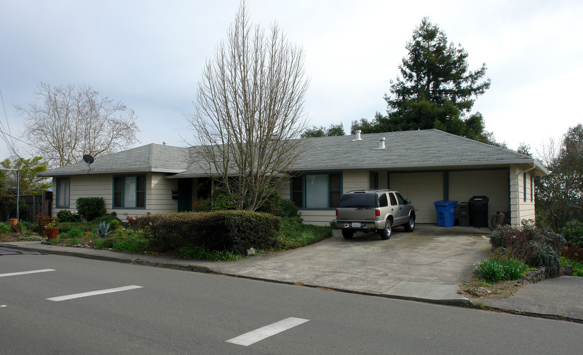 1010 Crest Dr in Santa Rosa, CA - Building Photo