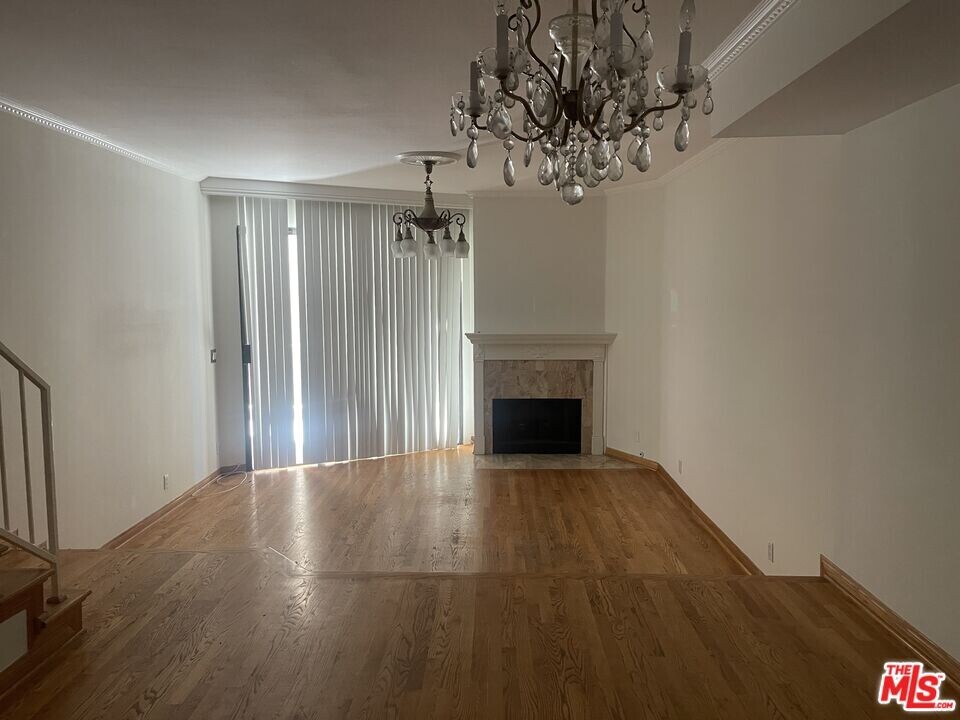 10921 Morrison St in Los Angeles, CA - Building Photo
