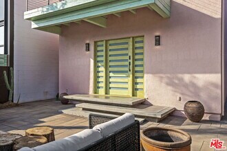 621 Rose Ave, Unit A in Los Angeles, CA - Building Photo - Building Photo