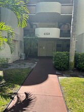 6328 Longboat Ln W in Boca Raton, FL - Foto de edificio - Building Photo