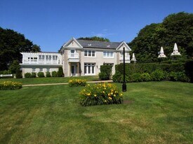 241 Ruggles Ave in Newport, RI - Building Photo