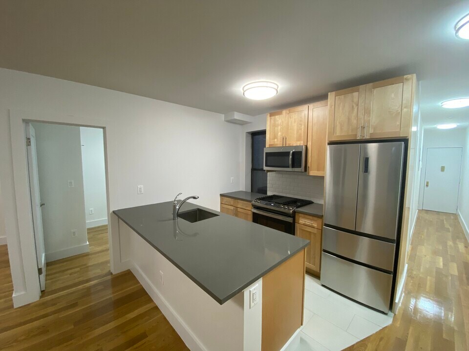 221 W 21st St in New York, NY - Building Photo