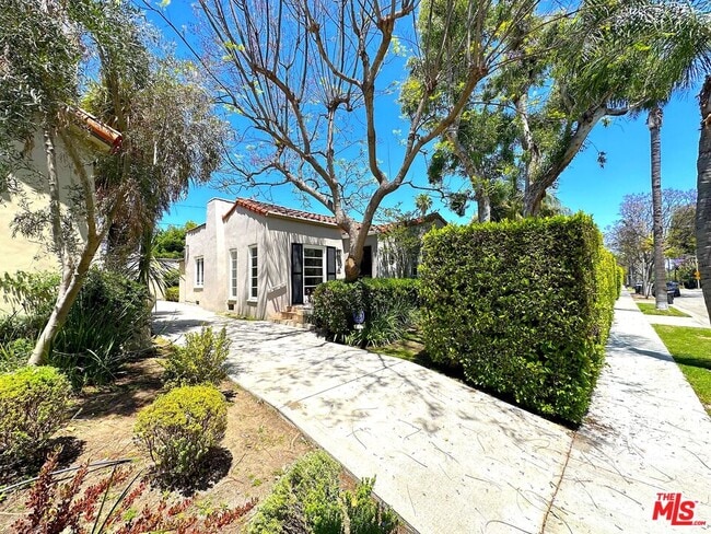 9019 Rosewood Ave in West Hollywood, CA - Building Photo - Building Photo