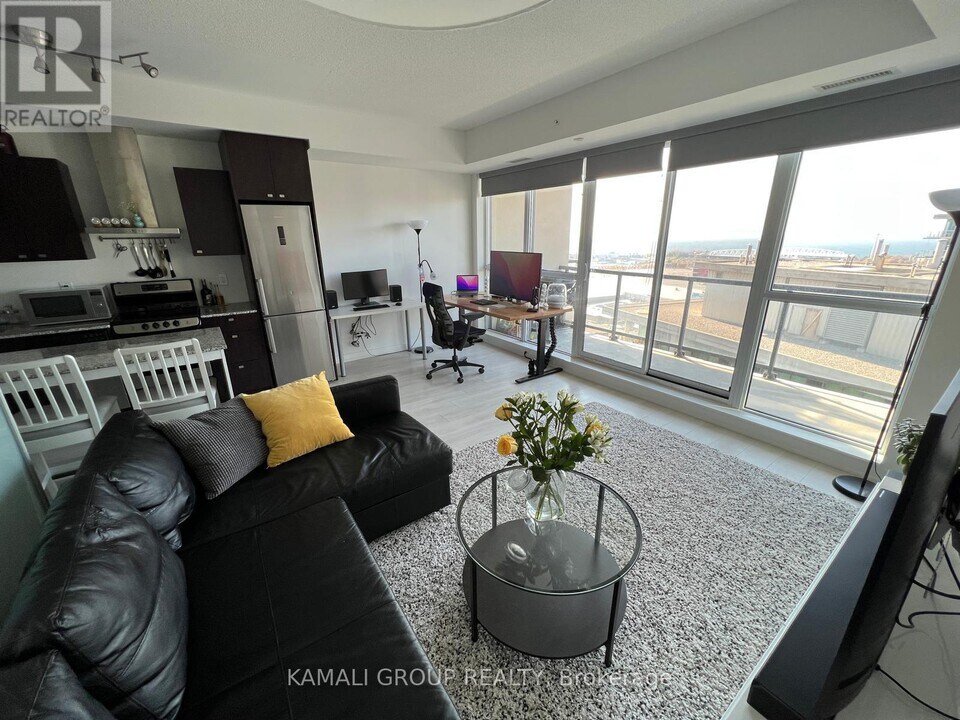 51 E Liberty St in Toronto, ON - Building Photo