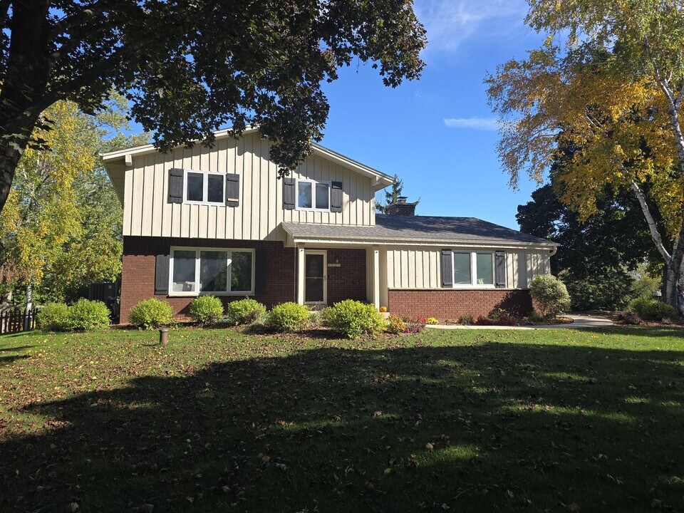 N67W28710 Longview St in Hartland, WI - Building Photo