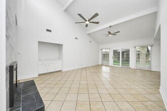 11415 Ella Lee Dr in Houston, TX - Building Photo - Building Photo