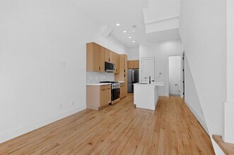 2080 Kelly Ave in Dallas, TX - Building Photo - Building Photo