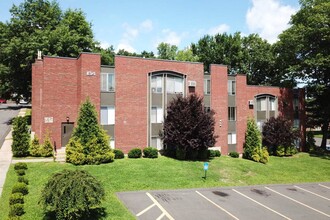 Springwood Gardens in New Britain, CT - Building Photo - Building Photo